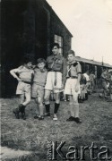 1959, Kelvedon, Anglia, Wielka Brytania. 
Harcerska kolonia zuchowa. 2. z lewej Andrzej Zapaśnik, 1. z prawej jego starszy brat Zbigniew.
Fot. NN, kolekcja Teresy i Andrzeja Zapaśników, reprodukcje cyfrowe w Ośrodku KARTA