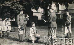 Lato 1960, Londyn, Anglia, Wielka Brytania. 
Uroczystość pasowania na harcerza Andrzeja Zapaśnika (klęczy). 
Fot. NN, kolekcja Teresy i Andrzeja Zapaśników, reprodukcje cyfrowe w Ośrodku KARTA