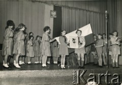 Lata 60., Londyn, Anglia, Wielka Brytania. 
Harcerze biorą udział w akademii z okazji święta Niepodległości zorganizowanej w St. Pancras Hall. Na pierwszym planie Andrzej Zapaśnik (z prawej) trzyma portret Józefa Piłsudskiego. 
Fot. W. Bednarski, kolekcja Teresy i Andrzeja Zapaśników, reprodukcje cyfrowe w Ośrodku KARTA