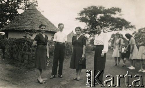 1.06.1947, Tengeru, Tanganika.
Rodzina Szponarów w osiedlu dla polskich uchodźców. 2. z lewej stoi Jan Szponar, 3. jego matka Anna z domu Szostak.
Fot. NN, kolekcja Jana Szponara, reprodukcje cyfrowe w Ośrodku KARTA