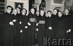 1950-1957, Rzym, Włochy.
Grupa kleryków i księży z Wyższego Seminarium Duchownego w towarzystwie kardynała Stefana Wyszyńskiego (stoi 4. z lewej). 1. z prawej kleryk Jan Szponar. 
Fot. NN, kolekcja Jana Szponara, reprodukcje cyfrowe w Ośrodku KARTA