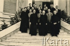 1950-1957, Rzym, Włochy.
Grupa kleryków i księży z Wyższego Seminarium Duchownego. W dolnym rzędzie z lewej w jasnym stroju kleryk Jan Szponar. 
Fot. NN, kolekcja Jana Szponara, reprodukcje cyfrowe w Ośrodku KARTA