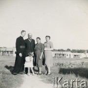 1952, Stowell Park, Anglia, Wielka Brytania. 
Rodzina Szponarów w polskim obozie przesiedleńczym. Stoją od lewej: kleryk Jan Szponar, jego ojciec Stanisław, matka Anna, siostra Zofia. Przed nimi najmłodsza siostra Teresa. 
Fot. NN, kolekcja Jana Szponara, reprodukcje cyfrowe w Ośrodku KARTA