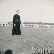 1952, Stowell Park, Anglia, Wielka Brytania. 
Kleryk Jan Szponar na tle polskiego obozu przesiedleńczego. 
Fot. NN, kolekcja Jana Szponara, reprodukcje cyfrowe w Ośrodku KARTA