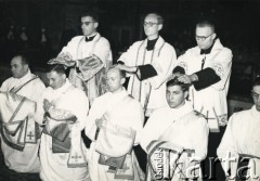 27.10.1957, Rzym, Włochy.
Otrzymanie święceń kapłańskich. 3. z lewej kleryk Jan Szponar.
Fot. Cibor Makula, Attualita Fotografica, kolekcja Teresy i Andrzeja Zapaśników, reprodukcje cyfrowe w Ośrodku KARTA