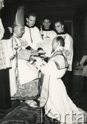 27.10.1957, Rzym, Włochy.
Kleryk Jan Szponar otrzymuje święcenia kapłańskie.
Fot. Cibor Makula, Attualita Fotografica, kolekcja Jana Szponara, reprodukcje cyfrowe w Ośrodku KARTA