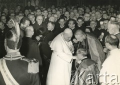 1958-1960, Rzym, Włochy.
Grupa kleryków i księży z Wyższego Seminarium Duchownego podczas audiencji u papieża Jana XXIII.
Fot. NN, kolekcja Teresy i Andrzeja Zapaśników, reprodukcje cyfrowe w Ośrodku KARTA