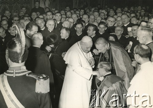 1958-1960, Rzym, Włochy.
Grupa kleryków i księży z Wyższego Seminarium Duchownego podczas audiencji u papieża Jana XXIII.
Fot. NN, kolekcja Teresy i Andrzeja Zapaśników, reprodukcje cyfrowe w Ośrodku KARTA