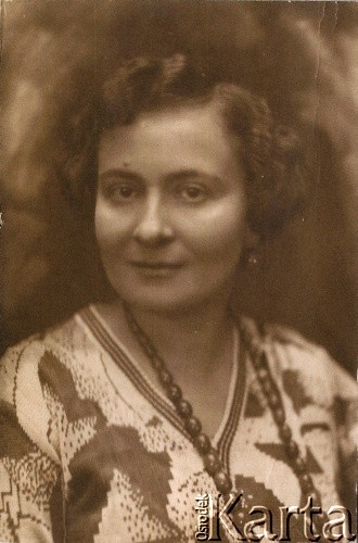 Początek lat 30., Warszawa, Polska.
Irena Cywińska z d. Malecka (matka Janusza Cywińskiego), od 1926 roku lekarz dentysta.
Fot. NN, kolekcja Krystyny i Janusza Cywińskich, reprodukcje cyfrowe w Ośrodku KARTA