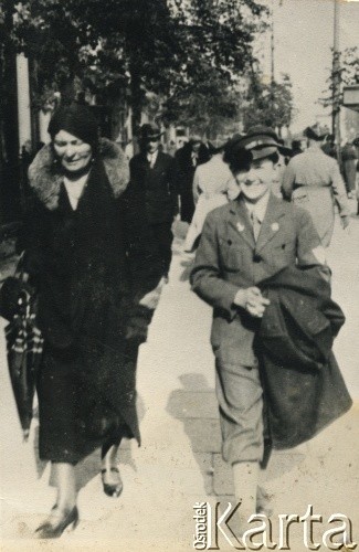 1935, Warszawa, Polska.
Janusz Cywiński w towarzystwie matki idzie do szkoły.
Fot. NN, kolekcja Krystyny i Janusza Cywińskich, reprodukcje cyfrowe w Ośrodku KARTA