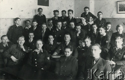 1937, Warszawa, Polska.
Uczniowie gimnazjum im. Joachima Lelewela w towarzystwie profesora Mazura (siedzi w drugim rzędzie w środku). 2. z lewej siedzi Janusz Cywiński.
Fot. NN, kolekcja Krystyny i Janusza Cywińskich, reprodukcje cyfrowe w Ośrodku KARTA