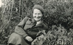 Po 1944, brak miejsca.
Irena Cywińska z d. Malecka (matka Janusza Cywińskiego) - lekarz dentysta, oficer Armii Krajowej, powstaniec warszawski (Sanitariat Okręgu Warszawskiego Armii Krajowej).
Fot. NN, kolekcja Krystyny i Janusza Cywińskich, reprodukcje cyfrowe w Ośrodku KARTA