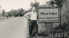 Lato 1945, Murnau am Staffelsee, Bawaria, Niemcy.
Janusz Cywiński odwiedza miejscowość Murnau, w której przebywał jako jeniec Oflagu VII A Murnau, wyzwolonego 29.04.1945 r. przez wojska amerykańskie.
Fot. NN, kolekcja Krystyny i Janusza Cywińskich, reprodukcje cyfrowe w Ośrodku KARTA