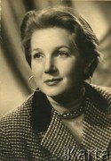 27.09.1947, Guildford, Anglia, Wielka Brytania.
Krystyna Wyderko. Fotografia wykonana przed ślubem z Januszem Cywińskim.  
Fot. NN, kolekcja Krystyny i Janusza Cywińskich, reprodukcje cyfrowe w Ośrodku KARTA