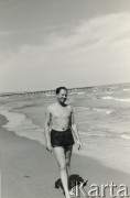 Lata 40., brak miejsca. 
Janusz Cywiński nad morzem.
Fot. NN, kolekcja Krystyny i Janusza Cywińskich, reprodukcje cyfrowe w Ośrodku KARTA