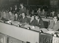 1952, Haga, Holandia.
Europejski Parlament Młodzieży. Na pierwszym planie delegacja polska, od lewej: Leszek Talko, Edward Bobrowski, Jerzy Rencki, Jan Kossowicz, Stanisław Gebhardt, Janusz Cywiński, Albin Tybulewicz.
Fot. NN, kolekcja Krystyny i Janusza Cywińskich, reprodukcje cyfrowe w Ośrodku KARTA