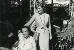 Koniec lat 50., Anglia, Wielka Brytania.
Krystyna Cywińska w towarzystwie teściowej Ireny Cywińskiej (z d. Maleckiej).
Fot. NN, kolekcja Krystyny i Janusza Cywińskich, reprodukcje cyfrowe w Ośrodku KARTA