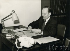 Lata 60., Londyn, Anglia, Wielka Brytania.
Janusz Cywiński podczas pracy w biurze. 
Fot. NN, kolekcja Krystyny i Janusza Cywińskich, reprodukcje cyfrowe w Ośrodku KARTA