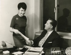Lata 60., Londyn, Anglia, Wielka Brytania.
Janusz Cywiński podczas pracy w biurze. 
Fot. NN, kolekcja Krystyny i Janusza Cywińskich, reprodukcje cyfrowe w Ośrodku KARTA