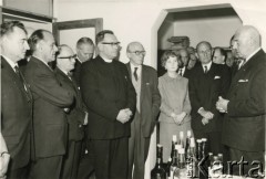 Lata 60., Londyn, Anglia, Wielka Brytania.
Spotkanie kombatanckie w Ognisku Polskim przy South Kensington, na które przybył gen. Władysław Anders ( prawej). 7. z lewej stoi Krystyna Cywińska. 
Fot. NN, kolekcja Krystyny i Janusza Cywińskich, reprodukcje cyfrowe w Ośrodku KARTA