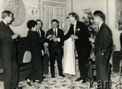 Ok. 1972, Londyn, Anglia, Wielka Brytania.
Uniwersytet Oxford. Janusz Cywiński (2. z prawej) wita delegację rządu południowego Wietnamu.
Fot. NN, kolekcja Krystyny i Janusza Cywińskich, reprodukcje cyfrowe w Ośrodku KARTA