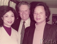Ok.1972, Londyn, Anglia, Wielka Brytania.
Janusz Cywiński w towarzystwie delegatów z rządu południowego Wietnamu: Troung Khai Can i ministra Khoung Hun Dieu.
Fot. NN, kolekcja Krystyny i Janusza Cywińskich, reprodukcje cyfrowe w Ośrodku KARTA