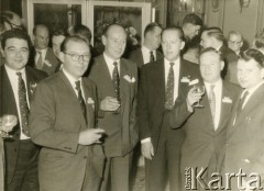 Lata 70., Londyn, Anglia, Wielka Brytania.
Przyjęcie dla pracowników firmy Novodel. Na zdjęciu koledzy Janusza Cywińskiego z pracy. Od lewej: George Sammonds, K. Scott, Stoor, H. William, J. Rees.
Fot. NN, kolekcja Krystyny i Janusza Cywińskich, reprodukcje cyfrowe w Ośrodku KARTA