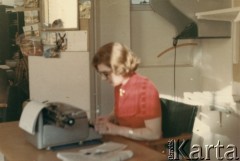 Lata 70., Londyn, Anglia, Wielka Brytania.
Krystyna Cywińska podczas pracy w redakcji World Service BBC.
Fot. NN, kolekcja Krystyny i Janusza Cywińskich, reprodukcje cyfrowe w Ośrodku KARTA