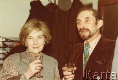 Lata 70., Londyn, Anglia, Wielka Brytania.
Krystyna Cywińska w towarzystwie aktora Władysława Sheybala.
Fot. NN, kolekcja Krystyny i Janusza Cywińskich, reprodukcje cyfrowe w Ośrodku KARTA