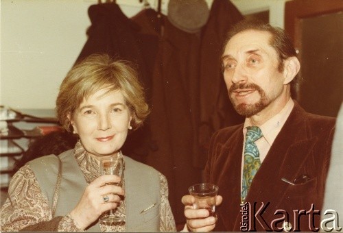 Lata 70., Londyn, Anglia, Wielka Brytania.
Krystyna Cywińska w towarzystwie aktora Władysława Sheybala.
Fot. NN, kolekcja Krystyny i Janusza Cywińskich, reprodukcje cyfrowe w Ośrodku KARTA