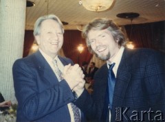 Ok. 1985, Moskwa, ZSRR.
Janusz Cywiński (z lewej) podczas spotkania na przyjęciu z Richardem Bransonem, przedsiębiorcą i właścicielem linii lotniczych Virgin Atlantic Airways. 
Fot. NN, kolekcja Krystyny i Janusza Cywińskich, reprodukcje cyfrowe w Ośrodku KARTA