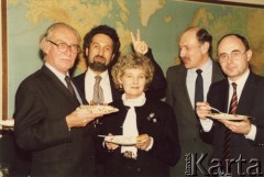 Lata 80., Londyn, Anglia, Wielka Brytania.
Krystyna Cywińska z kolegami z redakcji World Service BBC. Za nią stoi Eugeniusz Smolar, obok z lewej Krzysztof Pszenicki. 
Fot. NN, kolekcja Krystyny i Janusza Cywińskich, reprodukcje cyfrowe w Ośrodku KARTA