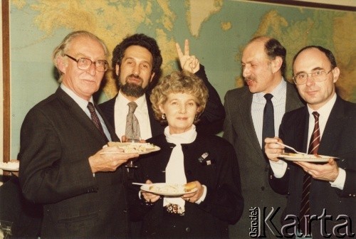 Lata 80., Londyn, Anglia, Wielka Brytania.
Krystyna Cywińska z kolegami z redakcji World Service BBC. Za nią stoi Eugeniusz Smolar, obok z lewej Krzysztof Pszenicki. 
Fot. NN, kolekcja Krystyny i Janusza Cywińskich, reprodukcje cyfrowe w Ośrodku KARTA