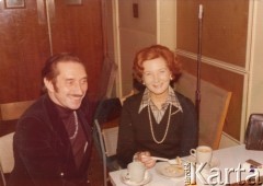 Lata 80., Londyn, Anglia, Wielka Brytania.
Krystyna Cywińska w towarzystwie aktora Władysława Sheybala.
Fot. NN, kolekcja Krystyny i Janusza Cywińskich, reprodukcje cyfrowe w Ośrodku KARTA