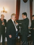 1999-2004, Londyn, Anglia, Wielka Brytania.
Uroczystość wręczenia Januszowi Cywińskiemu Krzyża Oficerskiego Orderu Odrodzenia Polski przez ambasadora RP w Londynie Stanisława Jerzego Komorowskiego.
Fot. NN, kolekcja Krystyny i Janusza Cywińskich, reprodukcje cyfrowe w Ośrodku KARTA