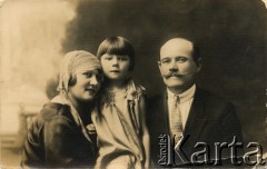 6.06.1930, Brześć n. Bugiem, woj. polskie, Polska.
Portret Ireny Malinowskiej, kuzynki Ireny Wolickiej-Wolszleger z domu Ćwirko (w środku) z rodzicami, Nadzieją i Aleksandrem.
Fot. NN, kolekcja Ireny Wolickiej-Wolszleger, reprodukcje cyfrowe w Ośrodku KARTA