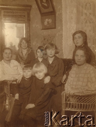 1930, Baranowicze, woj. nowogródzkie, Polska.
Spotkanie rodzinne. Od lewej: ciotka Nadzieja Malinowska, Waleria (Wila) Ćwirko, Helena Kuniewiczówna, Leokadia (Litka) Ćwirko, kuzynka Lucyna (Lucia), Maria Ćwirko (matka Walerii, Leokadii i Ireny Wolickiej-Wolszleger). Na pierwszym planie siedzą Irena Ćwirko (z prawej, później po mężu Wolicka-Wolszleger) i jej kuzynka Irena Malinowska.
Fot. NN, kolekcja Ireny Wolickiej-Wolszleger, reprodukcje cyfrowe w Ośrodku KARTA