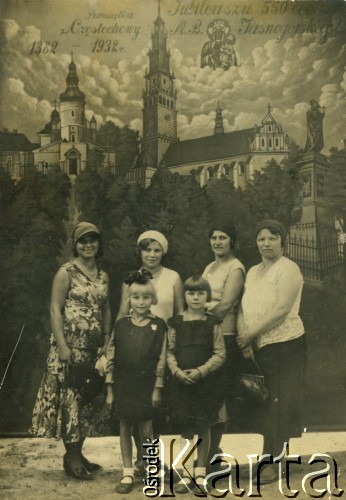 1932, Częstochowa, Polska.
Grupa kobiet. Od lewej: Waleria Ćwirko (starsza siostra Ireny Wolickiej-Wolszleger), kuzynka Leokadia Kubicka, ciotka Nadzieja Malinowska, Maria Ćwirko (matka Ireny Wolickiej). Z przodu Irena Ćwirko (później po mężu Wolicka-Wolszleger) i jej kuzynka Irena Malinowska.
Fot. NN, kolekcja Ireny Wolickiej-Wolszleger, reprodukcje cyfrowe w Ośrodku KARTA