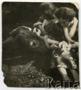 1936, Baranowicze, woj. nowogródzkie, Polska.
Siostry Ireny Wolickiej-Wolszleger (z d. Ćwirko), Leokadia i Waleria trzymające króliki na kolanach. 
Fot. NN, kolekcja Ireny Wolickiej-Wolszleger, reprodukcje cyfrowe w Ośrodku KARTA