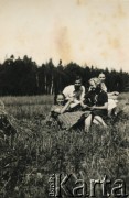 Lipiec 1938, Spoczynek, woj. nowogródzkie, Polska.
Kuzynostwo Czerwionkowie, w majątku których rodzina Ćwirko spędzała wakacje.
Fot. NN, kolekcja Ireny Wolickiej-Wolszleger, reprodukcje cyfrowe w Ośrodku KARTA