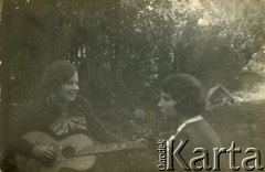 Lata 30., Baranowicze, woj. nowogródzkie, Polska.
Siostry Ireny Wolickiej-Wolszleger (z d. Ćwirko), Leokadia (z gitarą) i Waleria podczas urlopu. 
Fot. NN, kolekcja Ireny Wolickiej-Wolszleger, reprodukcje cyfrowe w Ośrodku KARTA