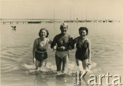 Lata 30., Narocz, woj. nowogródzkie, Polska.
Siostry Ireny Wolickiej-Wolszleger (z d. Ćwirko), Leokadia (z lewej) i Waleria podczas urlopu nad jeziorem Narocz.
Fot. NN, kolekcja Ireny Wolickiej-Wolszleger, reprodukcje cyfrowe w Ośrodku KARTA