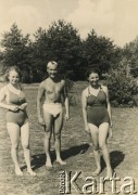 Lata 30., Narocz, woj. nowogródzkie, Polska.
Siostry Ireny Wolickiej-Wolszleger (z d. Ćwirko), Leokadia (z lewej) i Waleria podczas urlopu nad jeziorem Narocz w towarzystwie kolegi.
Fot. NN, kolekcja Ireny Wolickiej-Wolszleger, reprodukcje cyfrowe w Ośrodku KARTA