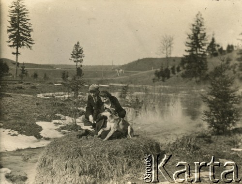 Lata 30., Polska.
Waleria Ćwirko (starsza siostra Ireny Wolickiej-Wolszleger) i Henryk Zabulis na spacerze z psem.
Fot. NN, kolekcja Ireny Wolickiej-Wolszleger, reprodukcje cyfrowe w Ośrodku KARTA