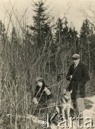 Lata 30., Polska.
Waleria Ćwirko (starsza siostra Ireny Wolickiej-Wolszleger) i Henryk Zabulis na spacerze z psem.
Fot. NN, kolekcja Ireny Wolickiej-Wolszleger, reprodukcje cyfrowe w Ośrodku KARTA