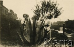 Lata 30., Polska.
Siostry Ireny Wolickiej-Wolszleger (z d. Ćwirko), Leokadia (z lewej) i Waleria podczas urlopu. 
Fot. NN, kolekcja Ireny Wolickiej-Wolszleger, reprodukcje cyfrowe w Ośrodku KARTA