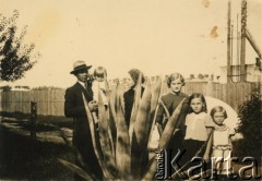 Lata 30., Polska.
Waleria Ćwirko (3. z lewej, starsza siostra Ireny Wolickiej-Wolszleger) z rodziną.
Fot. NN, kolekcja Ireny Wolickiej-Wolszleger, reprodukcje cyfrowe w Ośrodku KARTA
