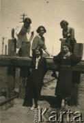Lata 30., Polska.
Waleria Ćwirko (starsza siostra Ireny Wolickiej-Wolszleger, 1. z prawej) z koleżankami.  
Fot. NN, kolekcja Ireny Wolickiej-Wolszleger, reprodukcje cyfrowe w Ośrodku KARTA