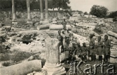 21.09.1940, Palestyna. 
Żołnierze Brygady Strzelców Karpackich zwiedzają zabytkowe ruiny.
Fot. NN, kolekcja Ireny Wolickiej-Wolszleger, reprodukcje cyfrowe w Ośrodku KARTA