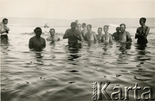 22.09.1940, Palestyna. 
Żołnierze Brygady Strzelców Karpackich w jeziorze Genezaret.
Fot. NN, kolekcja Ireny Wolickiej-Wolszleger, reprodukcje cyfrowe w Ośrodku KARTA